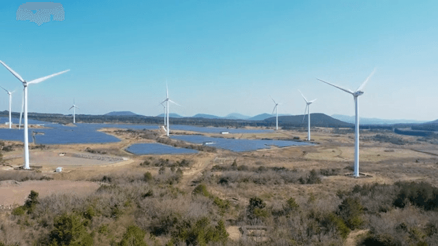 들판의 풍력 터빈과 태양광 패널