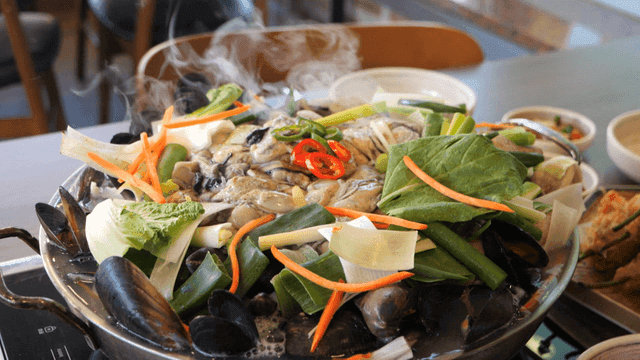 Fresh vegetables and oyster kalguksu