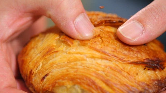 바삭한 러시아식 만두, 삼사를 손으로 쪼개는 모습