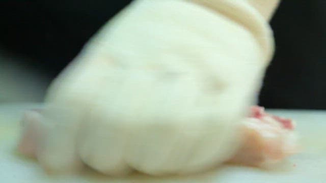 돼지고기를 자르는 손