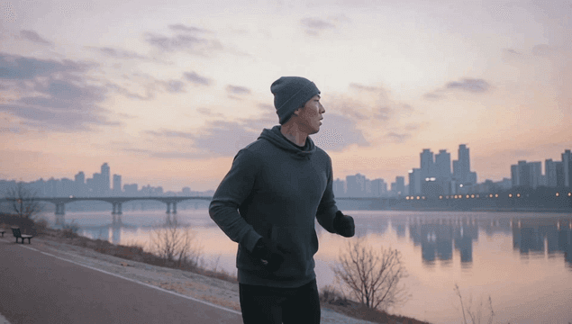 새벽 강변을 따라 조깅하는 남성