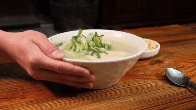 김치와 함께 뜨거운 만두국 한 그릇