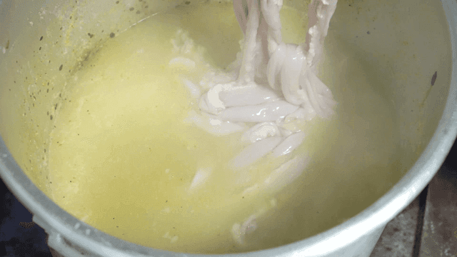 뜨거운 육수에 넣어지는 생 곱창