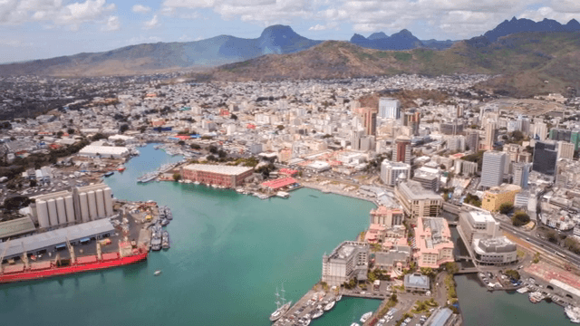 항구와 산이 있는 번화한 도시