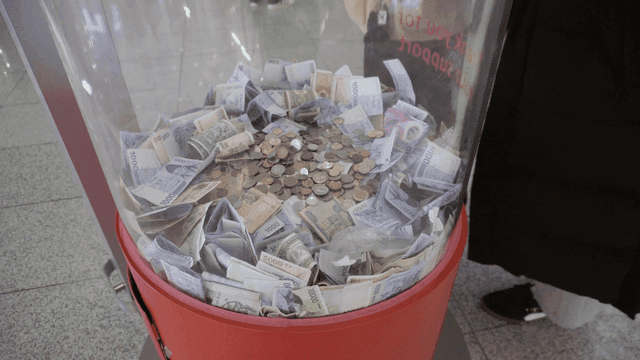 다양한 화폐로 가득 찬 기부 상자