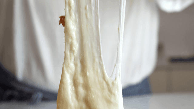 나무 도마 위에 짓눌린 녹은 치즈 돈까스