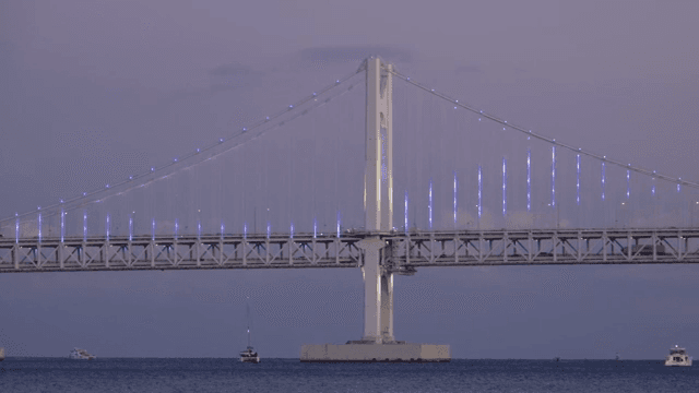 해질녘 조명이 켜진 다리와 보트