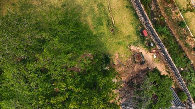 전통 한국 가옥과 고요한 정원