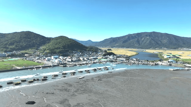 산과 항구가 있는 해안 마을