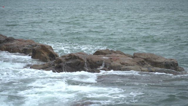 파도가 바위 해안에 부딪히는 모습