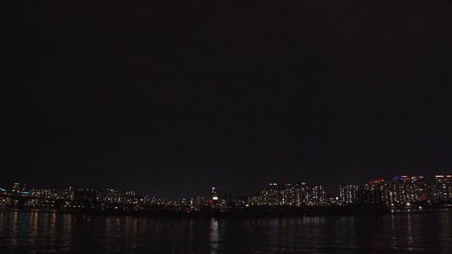 강과 도시 스카이라인 위 화려한 불꽃놀이