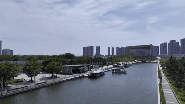 강과 건물이 있는 현대 도시 풍경