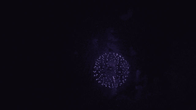 어두운 밤하늘을 밝히는 웅장한 불꽃놀이