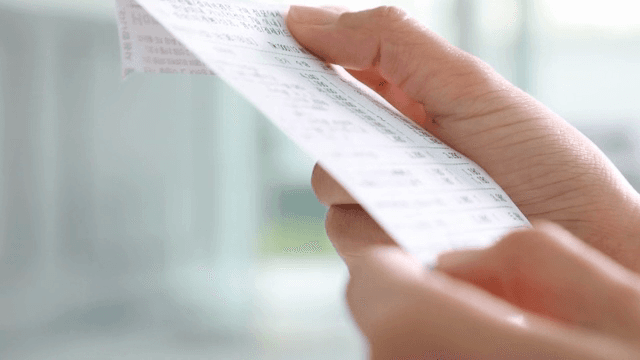 영수증을 들고 읽는 사람