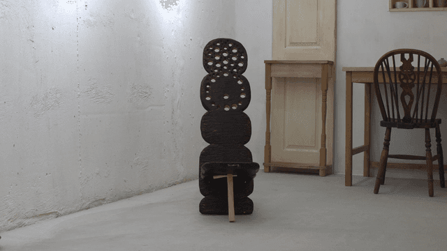 미니멀한 방의 나무 조각상