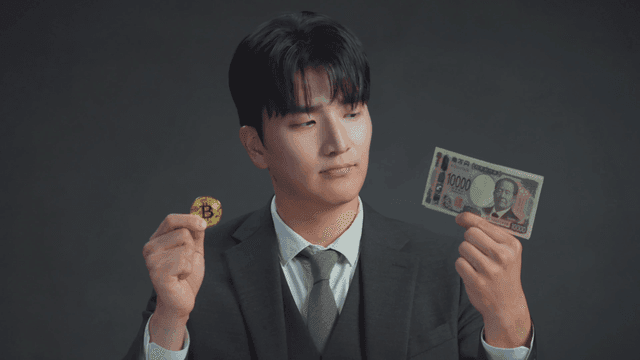 손에 든 일본 엔화를 보고 미소짓는 남자