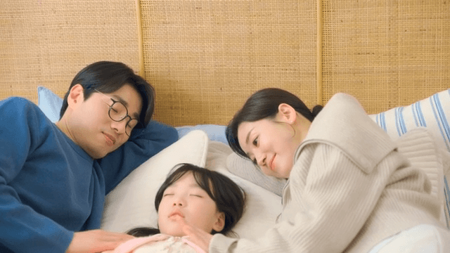 잠든 아이를 토닥이는 부모