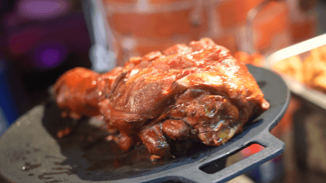 뜨거운 그릴 위의 육즙 가득한 구운 고기