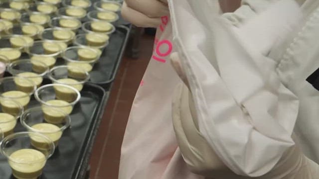 크리미하고 걸쭉한 크림으로 채워진 짤주머니