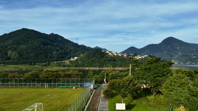 호수와 산이 있는 평화로운 마을