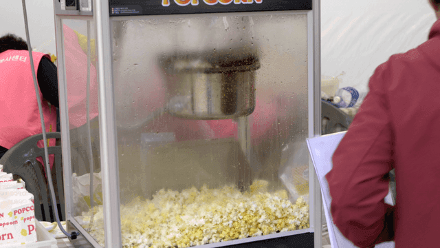 Hot popcorn machine