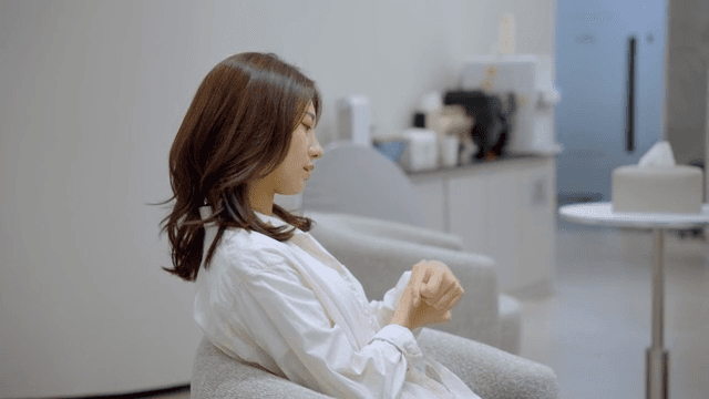 아픈 손목을 스트레칭하며 기다리는 여성