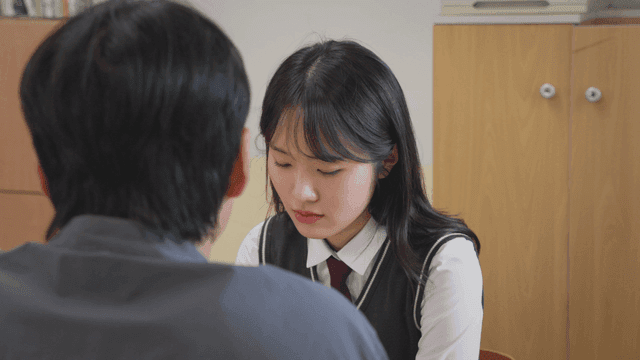 진지하게 상담하는 여학생과 선생님