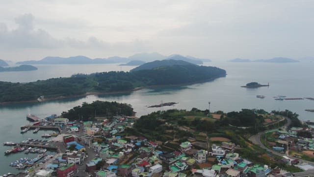 멀리 섬이 보이는 해안 마을