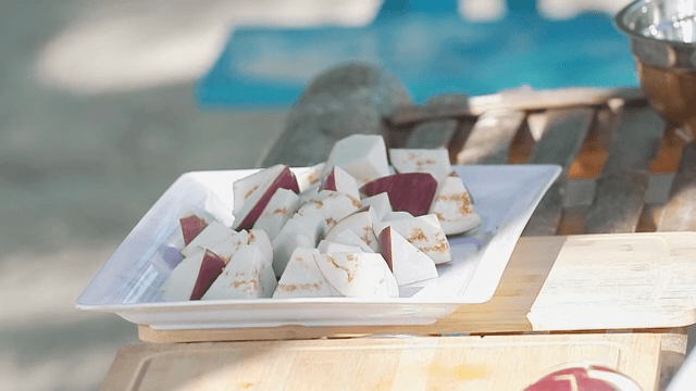 야외에서 접시에 담긴 썬 가지