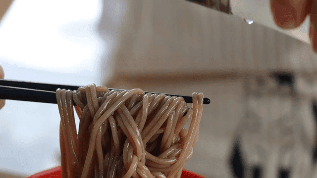 소바 면에 식초를 뿌리는 장면