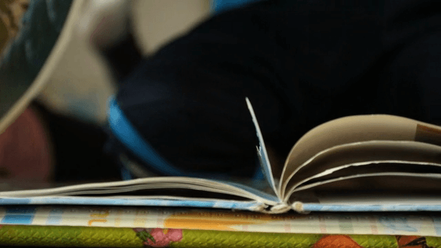 실내에서 책을 읽는 아이