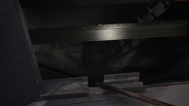 새카만 탄가루가 떨어는 어두운 탄광 내부