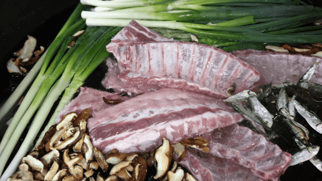 업소용 솥에 물에 담궈지는 등갈비와 채소들