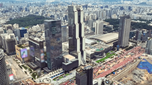 고층 건물이 있는 번화한 도시