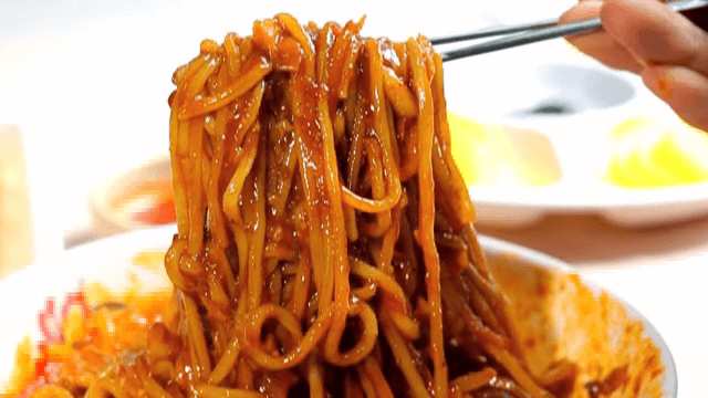 젓가락으로 짬짜면을 들어올리는 모습