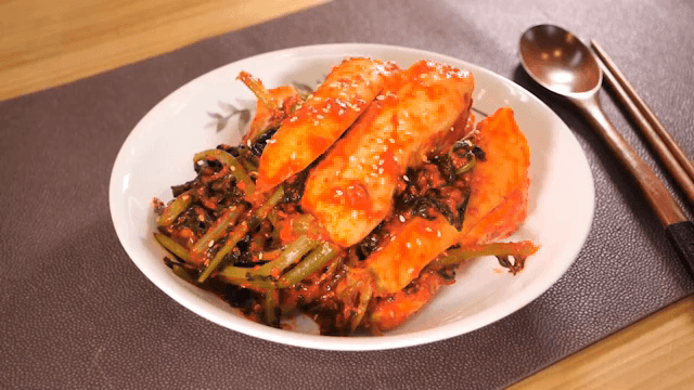 테이블 위에 갓 만든 김치 한 그릇