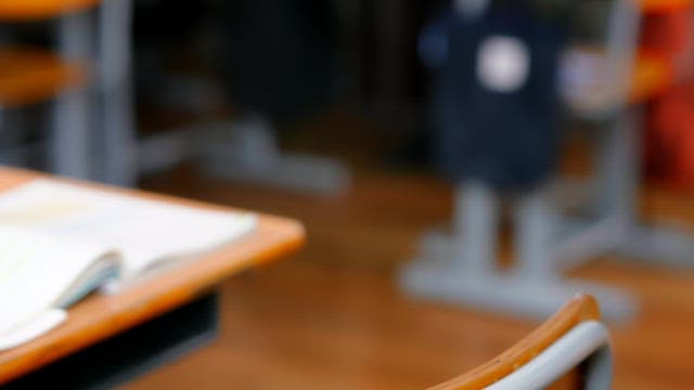 교실에서 장난치는 학생