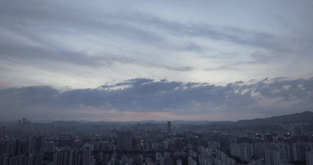 구름이 있는 황혼의 도시 스카이라인