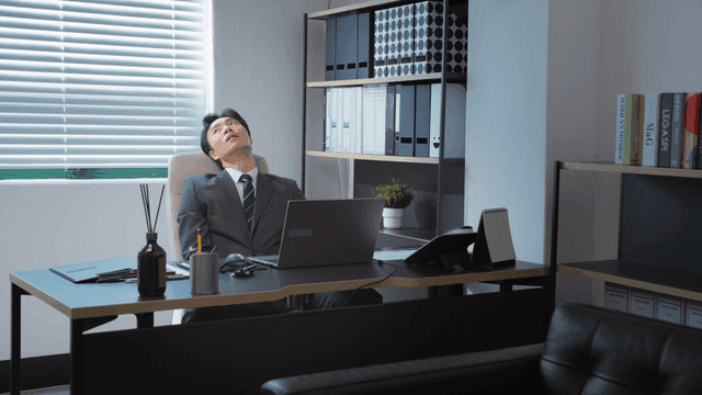 책상에서 깊은 생각에 잠긴 직장인