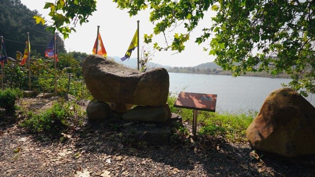 나무와 녹지로 둘러싸인 바위탑