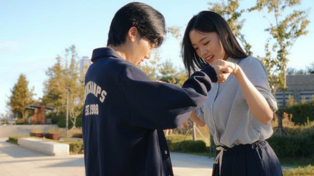 스케이트보드를 타는 여성을 도와주는 남성