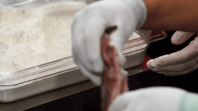 밀가루를 묻혀 팬에 구워지는 명태