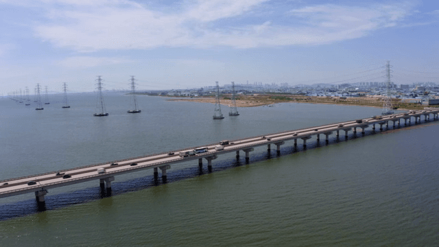 파란 하늘 아래 넓은 강과 다리