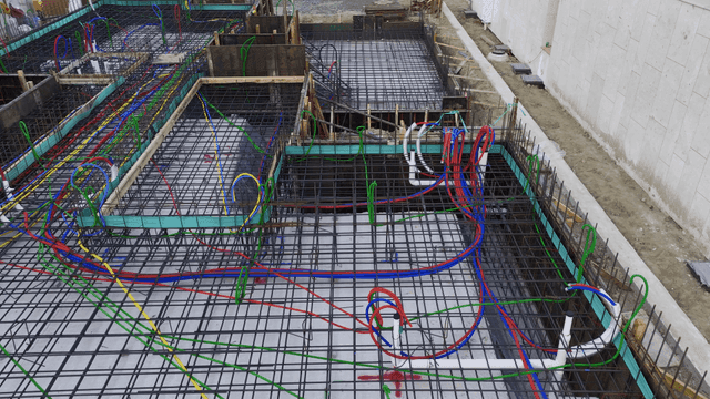 철근과 배선이 있는 건설 현장