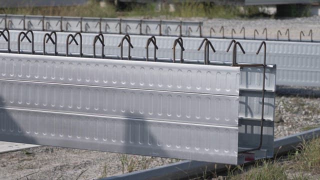 건설 현장에 쌓인 금속 빔