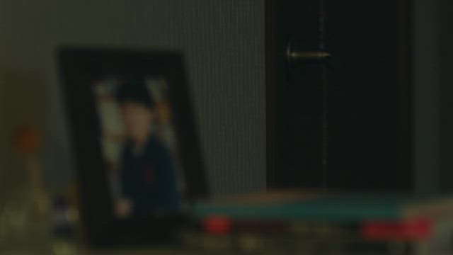 늦은 밤 조심스럽게 문을 열고 들어오는 사람