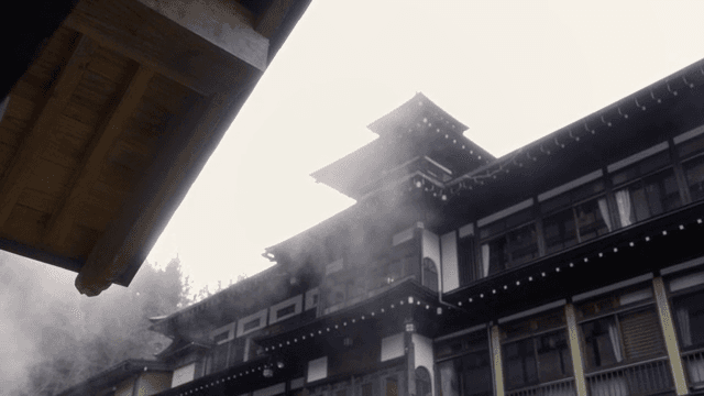 증기가 피어오르는 일본의 전통 건물