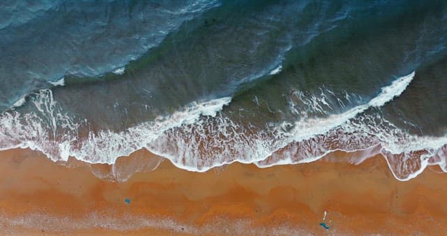 파도가 밀려와 부서지는 해안가