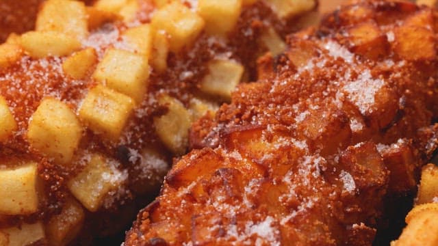 케찹이 뿌려지는 바삭한 감자 핫도그