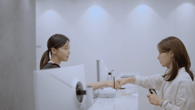 프론트에서 손님을 응대하는 직원